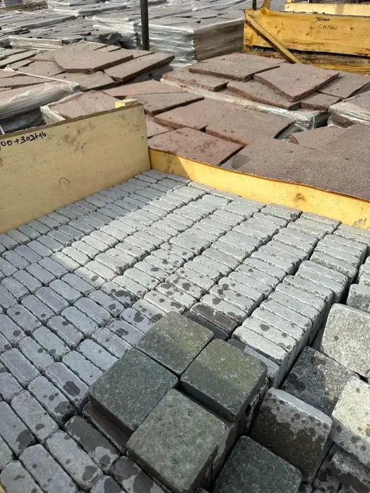 серо-зелёная галтованная брусчатка из лемезита 10х10 см для мощения дорожек и парковки