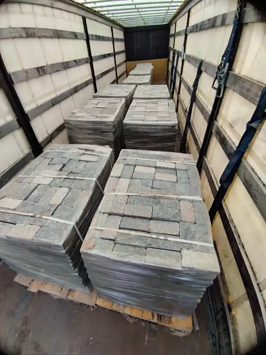 доставка серо-зелёной галтованной брусчатки из камня лемезита