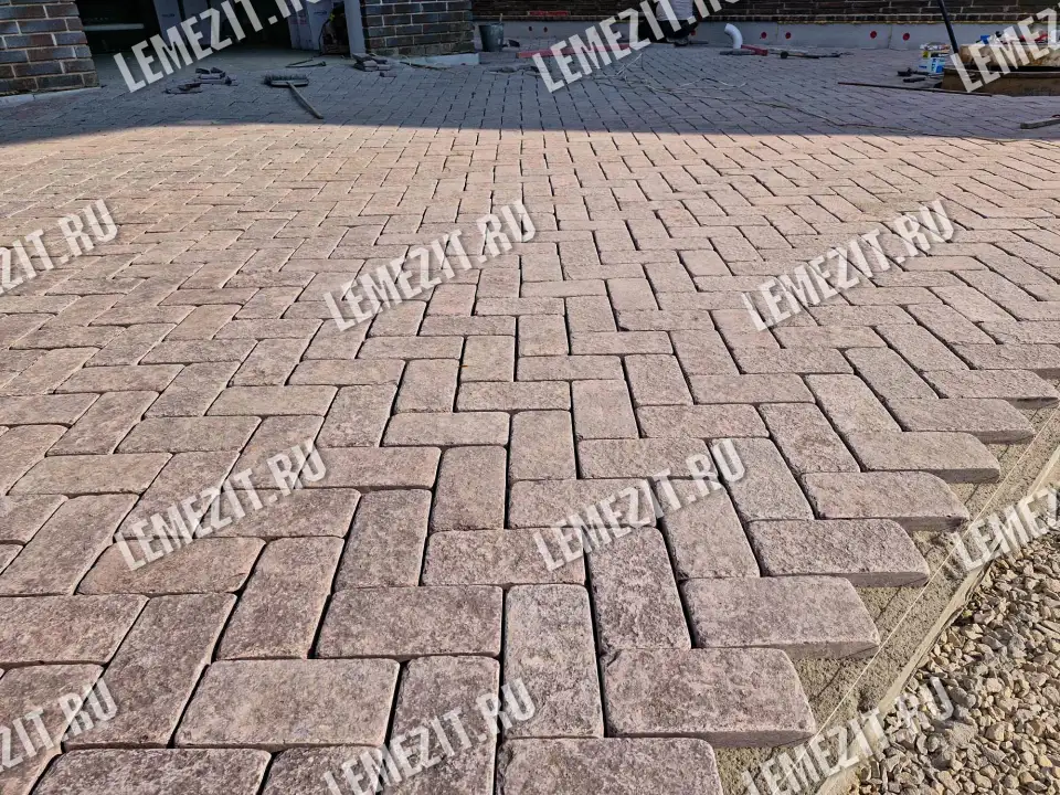 мощение двора и парковки галтованной брусчаткой из бордового лемезита