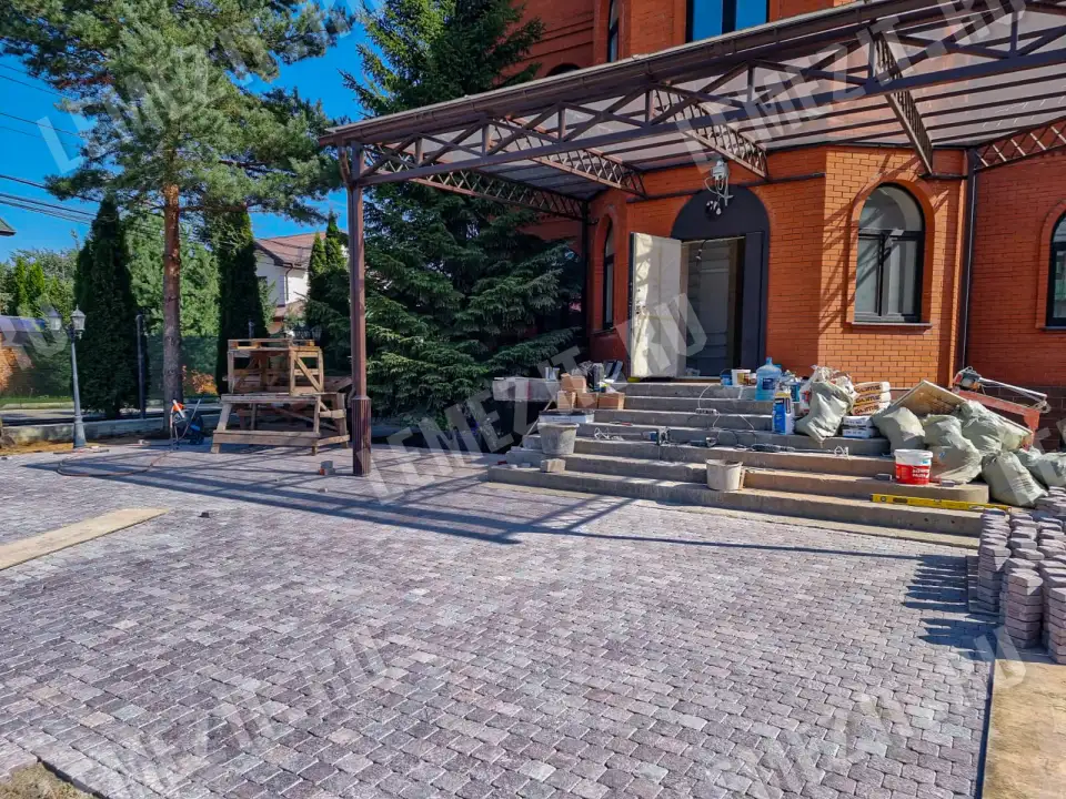 пример укладки галтованной брусчатки из лемезита 10х10 см