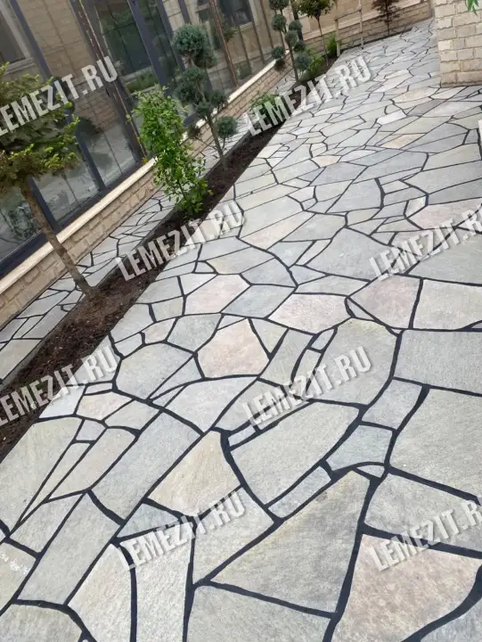 мощение участка серо-зелёным плитняком лемезитом