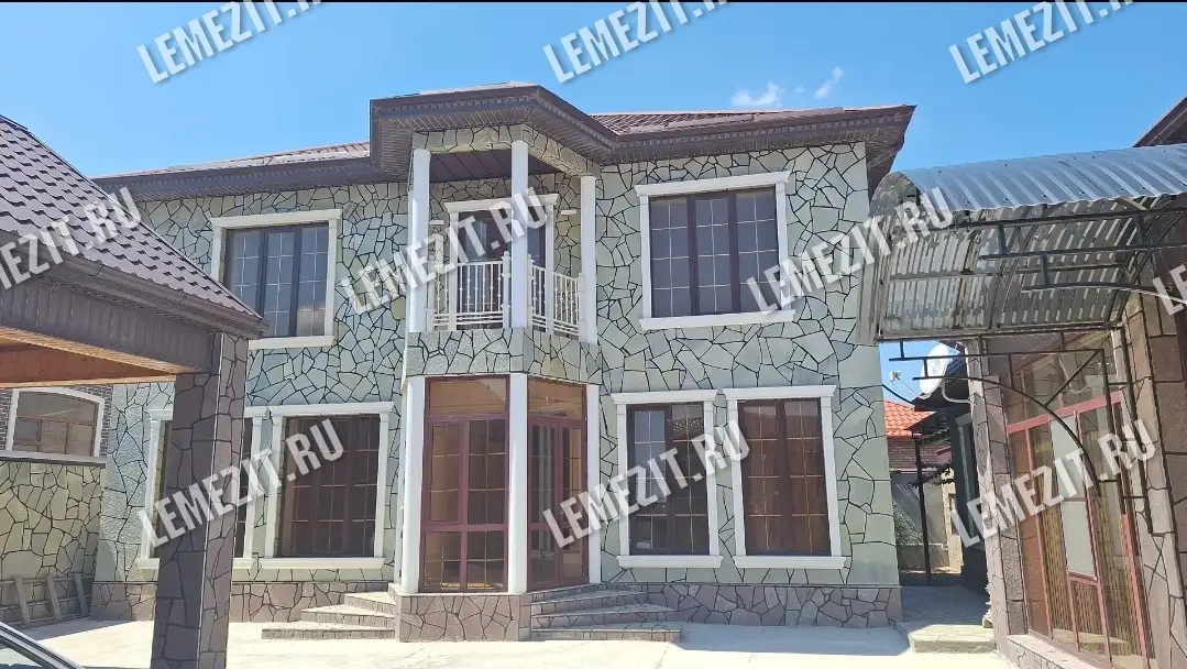 облицовка фасада серо-зелёным плитняком лемезитом