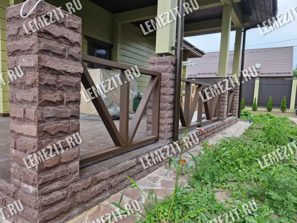 облицовка колонн плиткой со сколом (скала)