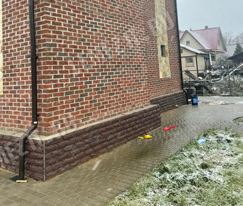 облицовка цоколя каменной плиткой со сколом (скала) из лемезита